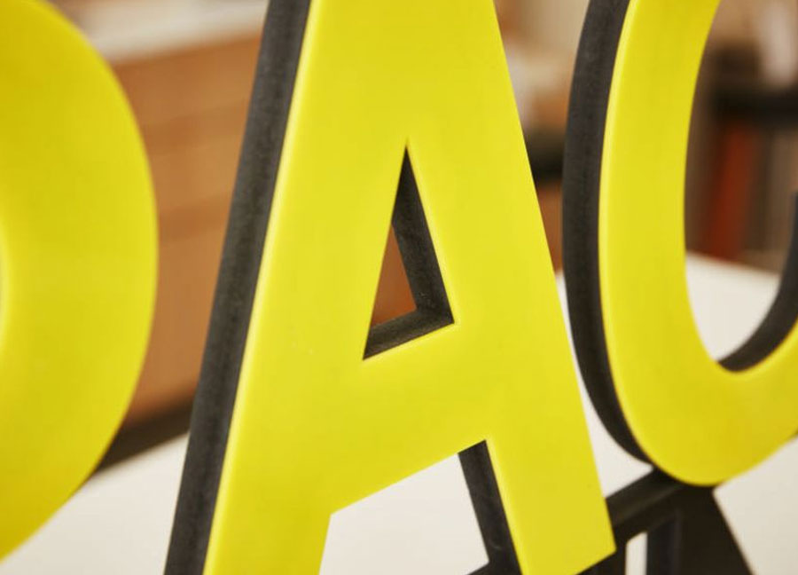 Letras y logo 3D en PVC negro y plexiglás 