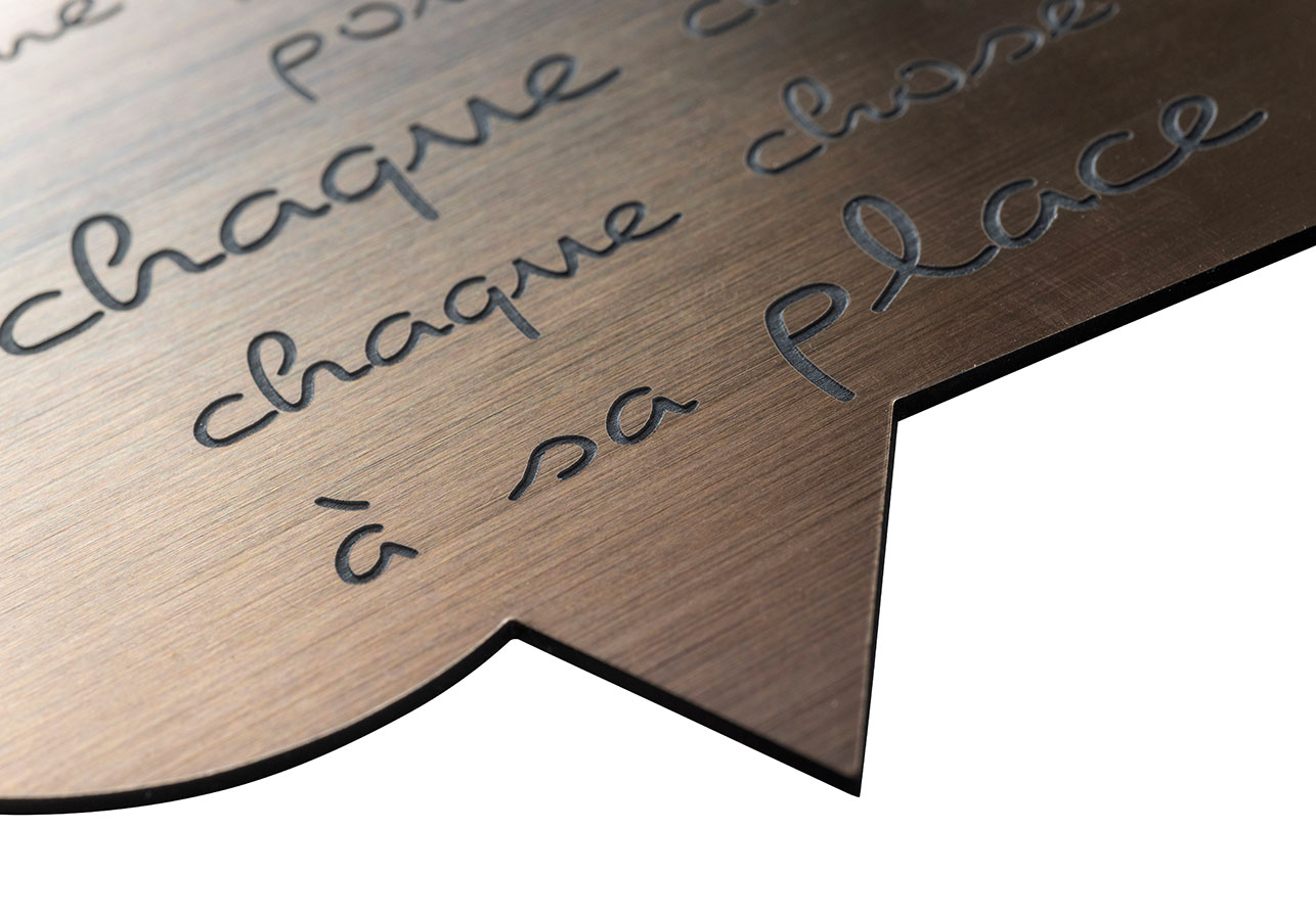 Placa grabada en acrílico con pincel de cobre y grabado negro personalizada