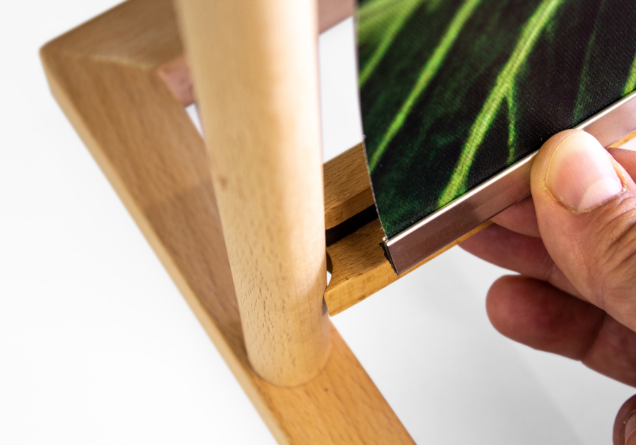 Tótem de madera soporte impreso con banda magnética en el soporte