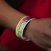 Bracelet de contrôle papier sur poignet