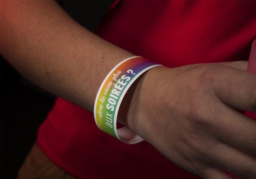 Bracelet de contrôle papier sur poignet