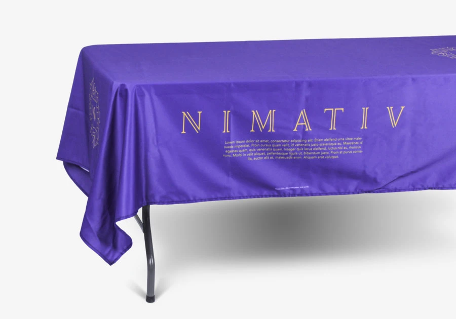 Mantel de mesa personalizado en una mesa rectangular