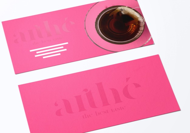 Tarjeta de invitación con acabados especiales y barniz selectivo