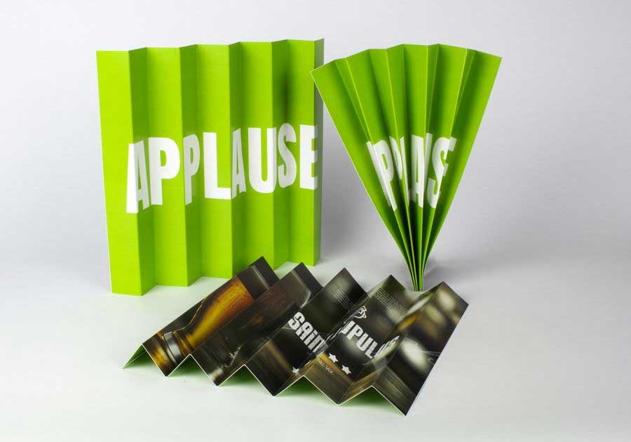 Aplaudidor de cartón verde plegado