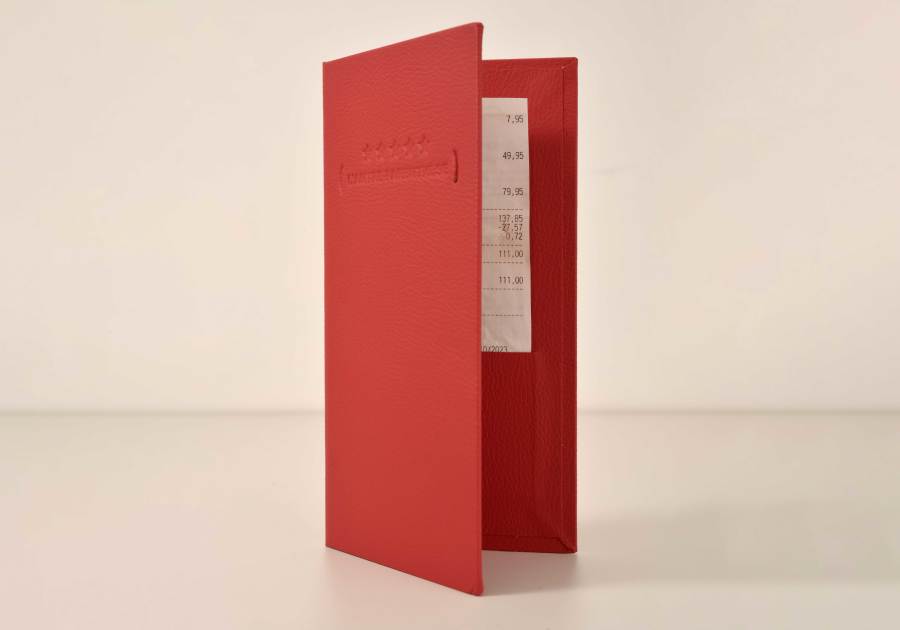 Porta cuentas de cuero rojo abierto con marca