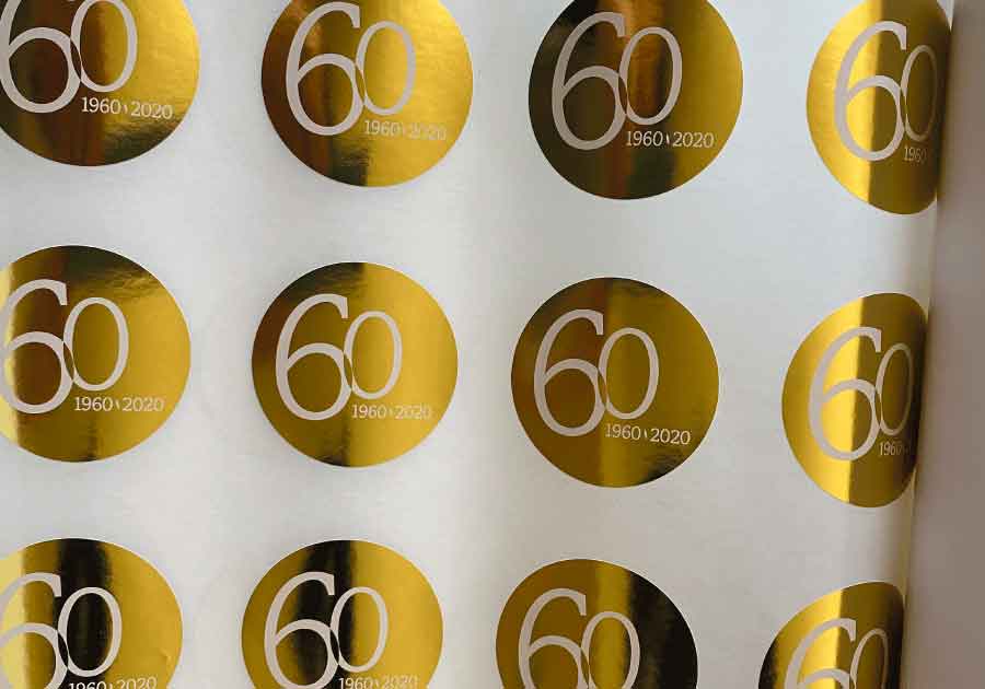 Aplicación manual de etiquetas en rollo rollo de etiquetas de papel dorado