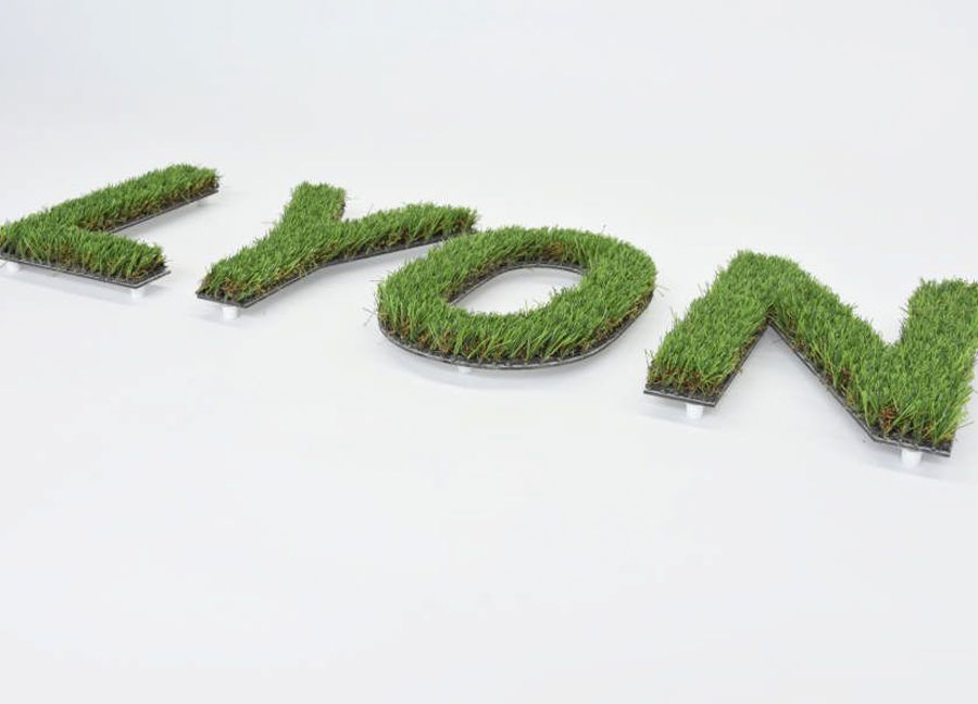 Letra y logotipo en dibond con planta sintética personalizada