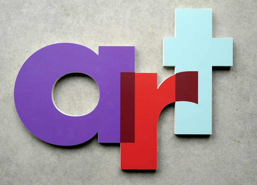 Letras 3D y logotipo en PVC blanco satinado y arte quadri