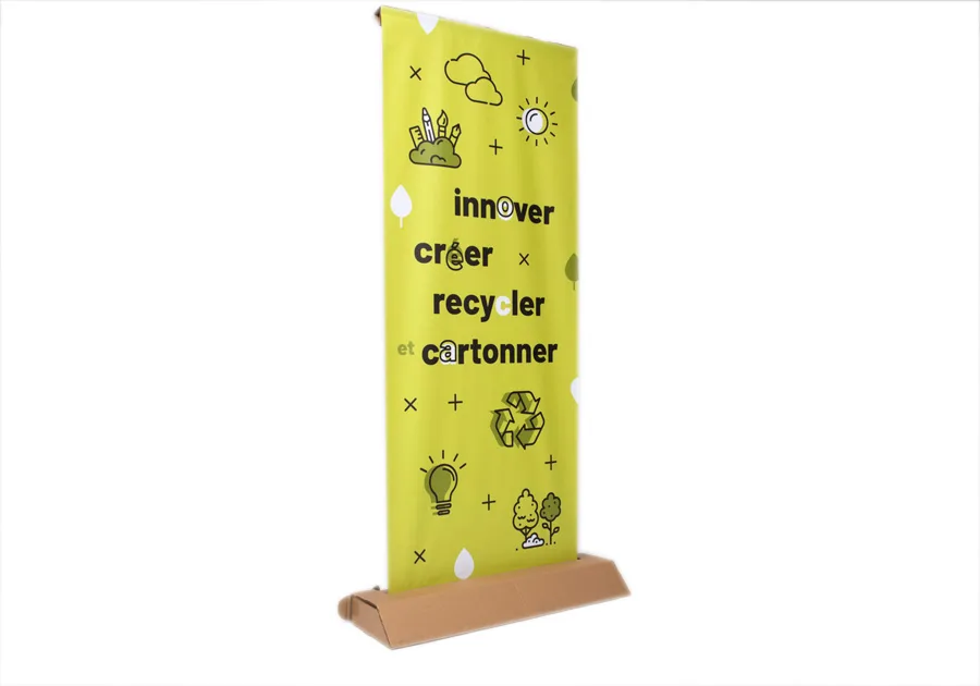 Roll-up de cartón montado con estructura y visual
