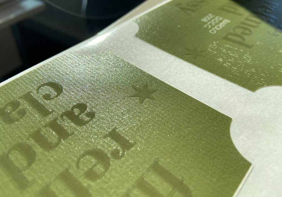 Etiqueta en rollo aplicación manual estándar barniz selectivo y soporte texturizado 