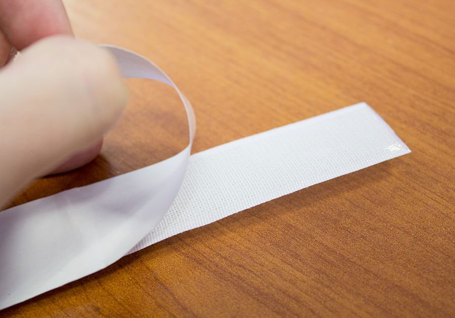 Kakemono de tela adhesiva con velcro para hombre sobre soporte