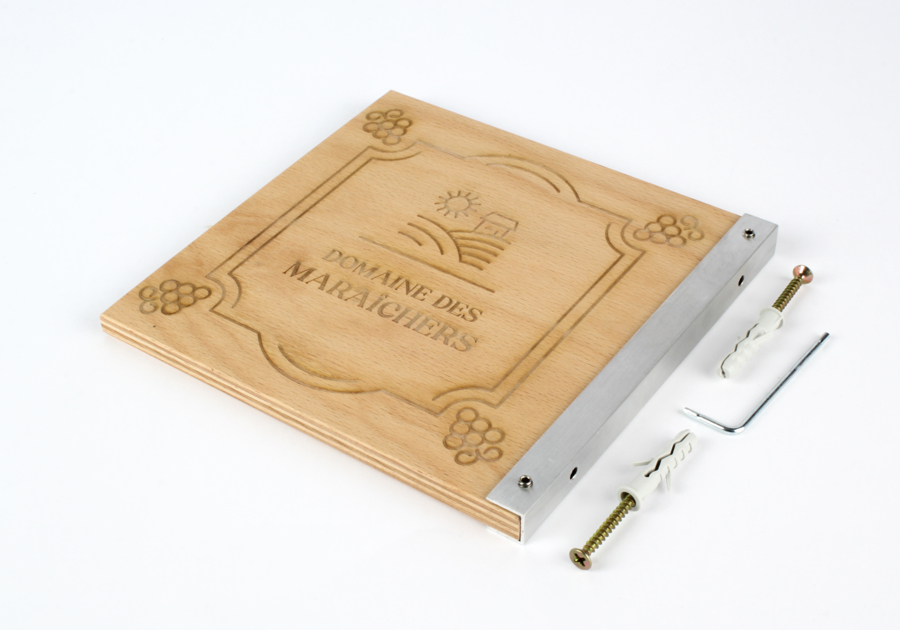 Placa de madera grabada con opción de fijación para bandera 15x15cm