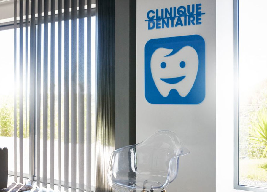 Letra y logotipo de plexiglás de 3 mm para clínica dental