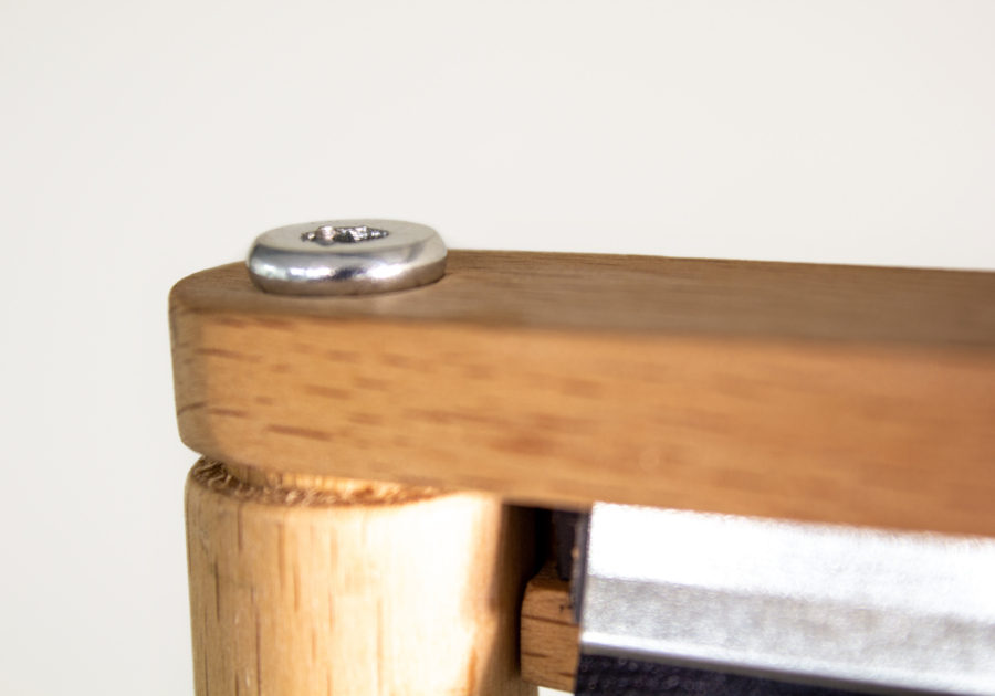 Tótem de madera fijado mediante un tornillo