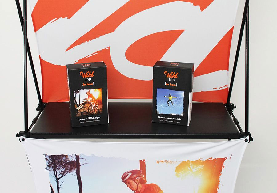 Stand multifacético con 3 visuales personalizada wild