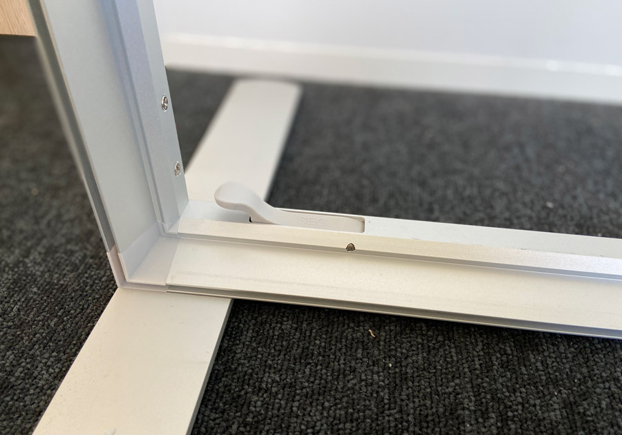 Tótem de luz led con detalles de estructura en ángulo bajo