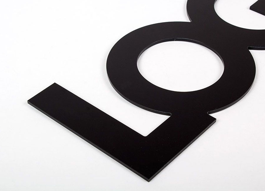 Letra y logotipo de plexiglás negro de 3 mm