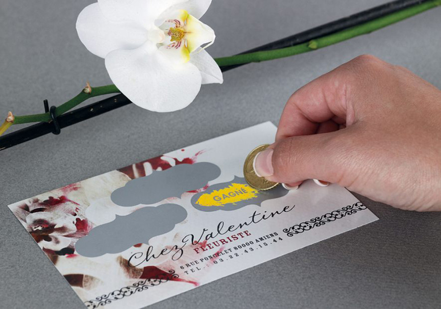 Tarjeta postal con acabados especiales y tinta rascable personalizada