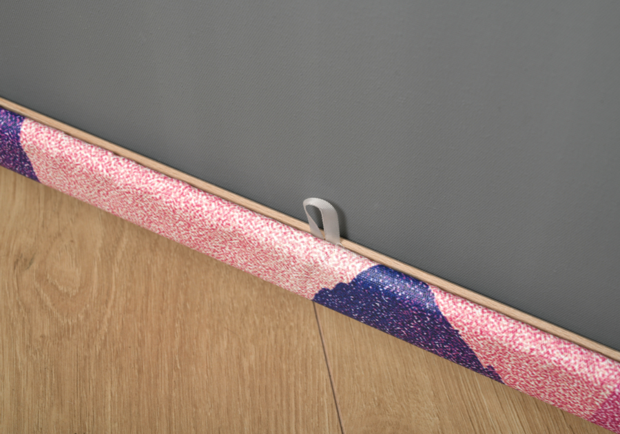 Expositor de suelo de madera con caballete visual fijado con cordón de silicona vista posterior de la estructura