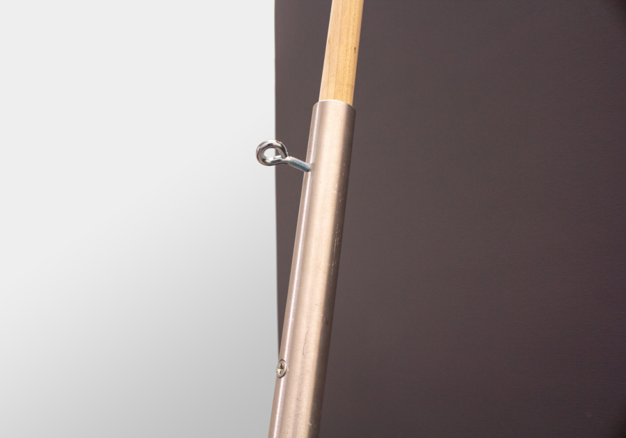 Estructura de madera para pancarta en forma de L con tornillos de sujeción