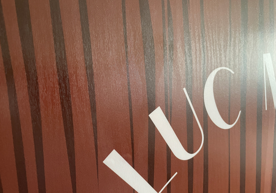 Recubrimiento de película con textura de madera adhesiva monomérico