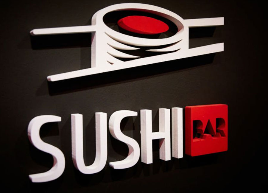 Letras y logo 3D en PVC blanco satinado y PVC blanco en tono Sushi