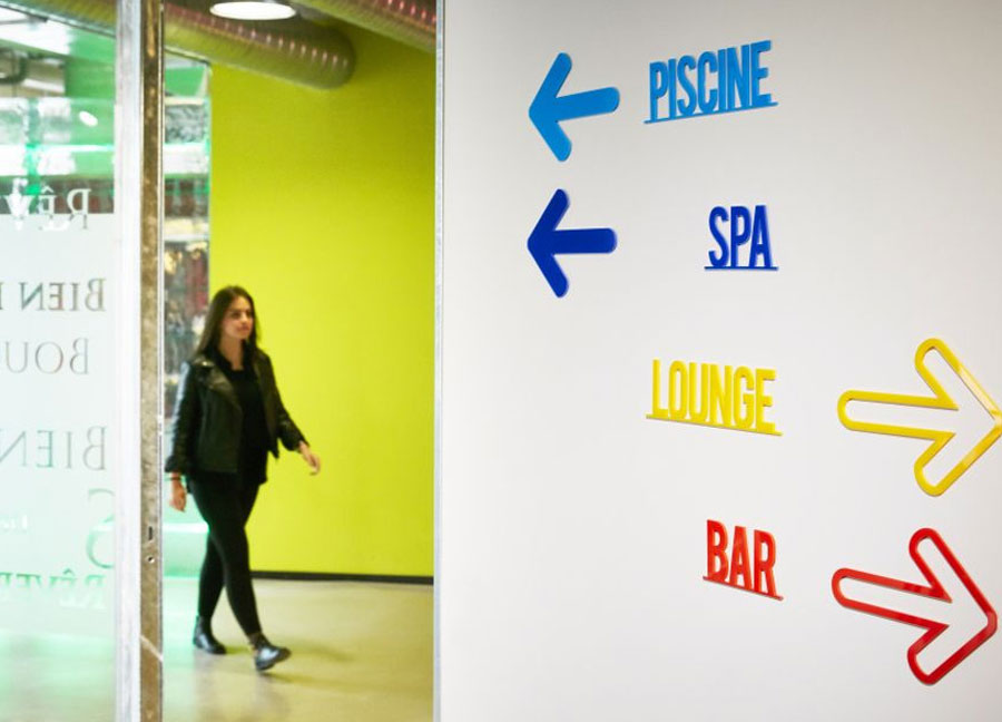 Letras y logo de plexiglás de 3 mm Logotipo con flecha de dirección