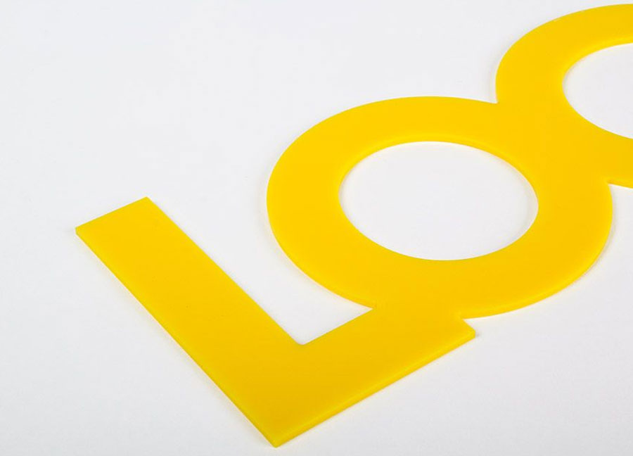 Letras y logo de plexiglás de 3 mm con zoom amarillo