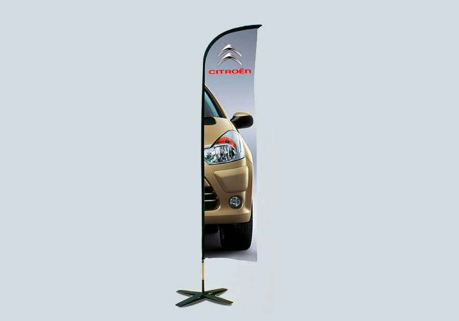 Bandera de plumas de aluminio con trenza negra mate a la izquierda