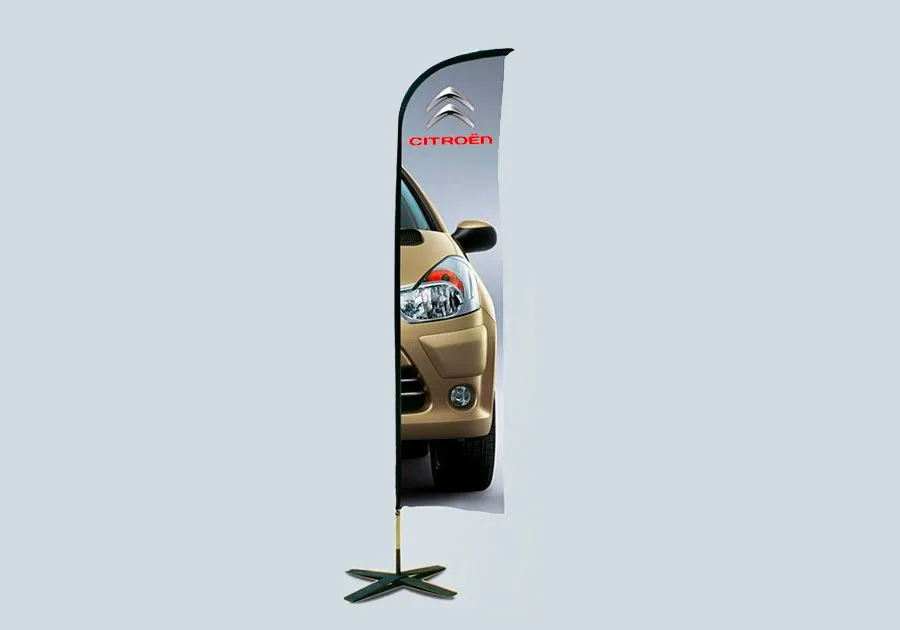 Drapeau plume en aluminium ganse noire mat a gauche