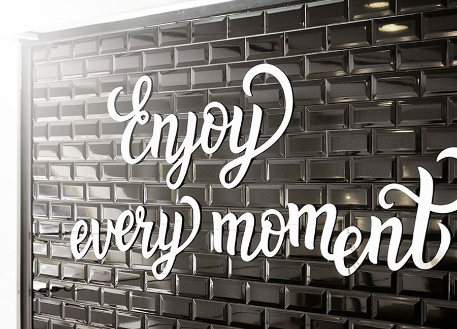 Letra y logotipo de espejo de 3 mm disfruta cada momento