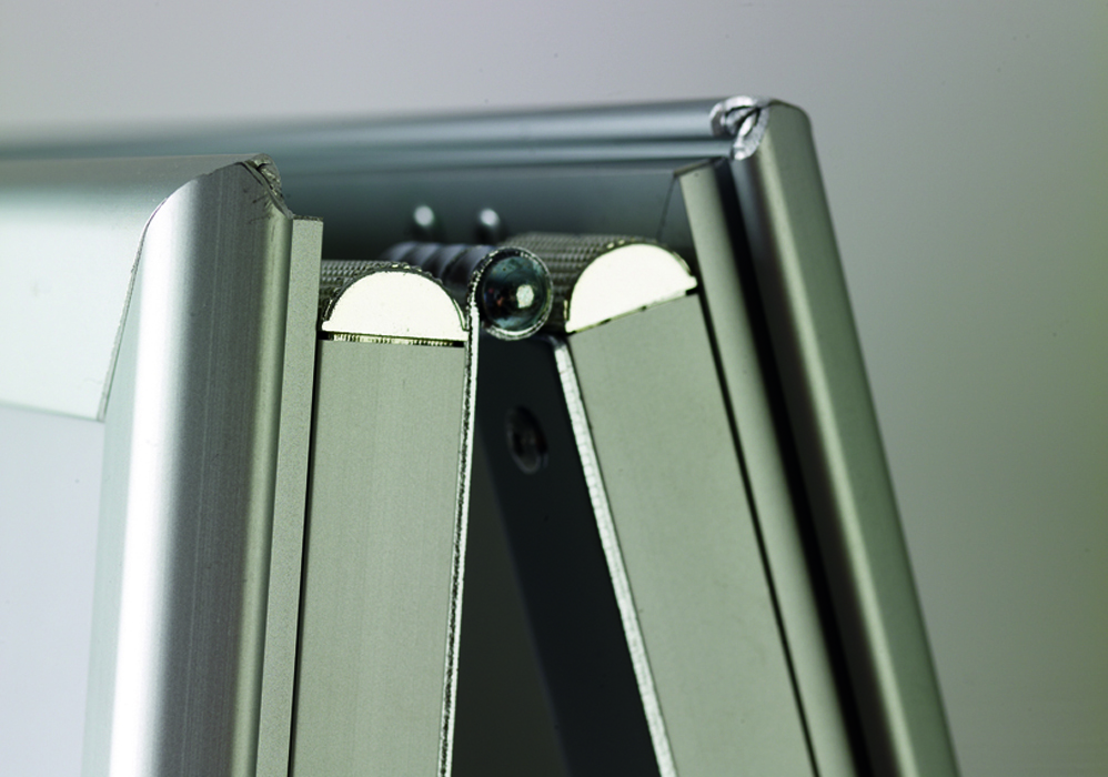 Caballete publicitario con detalles en la parte superior de la estructura