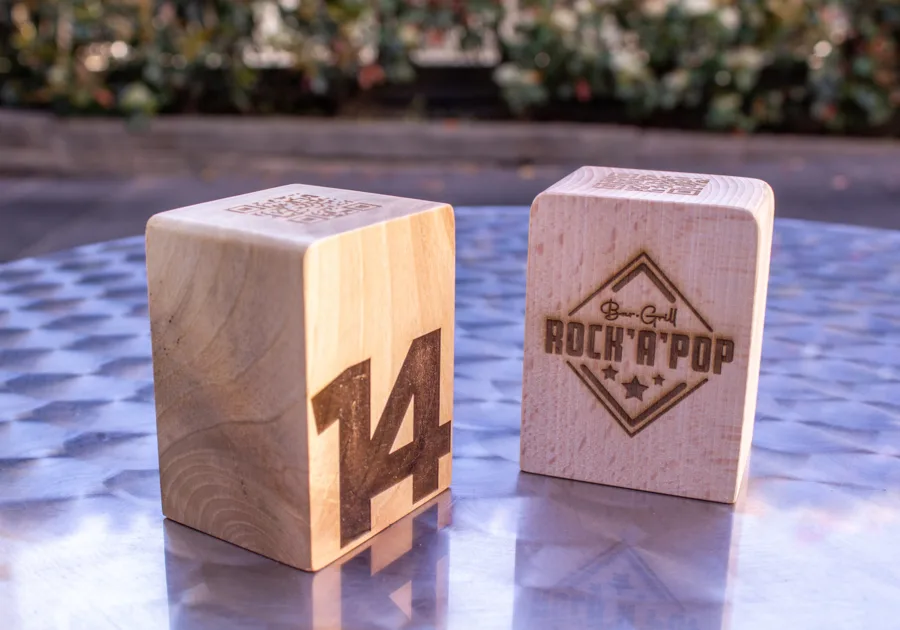 Cube en bois gravé