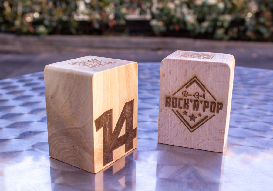 Cubo de madera grabado