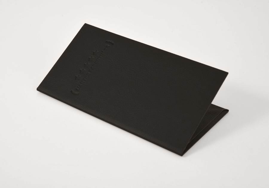 Porta cuentas de cuero negro con marca