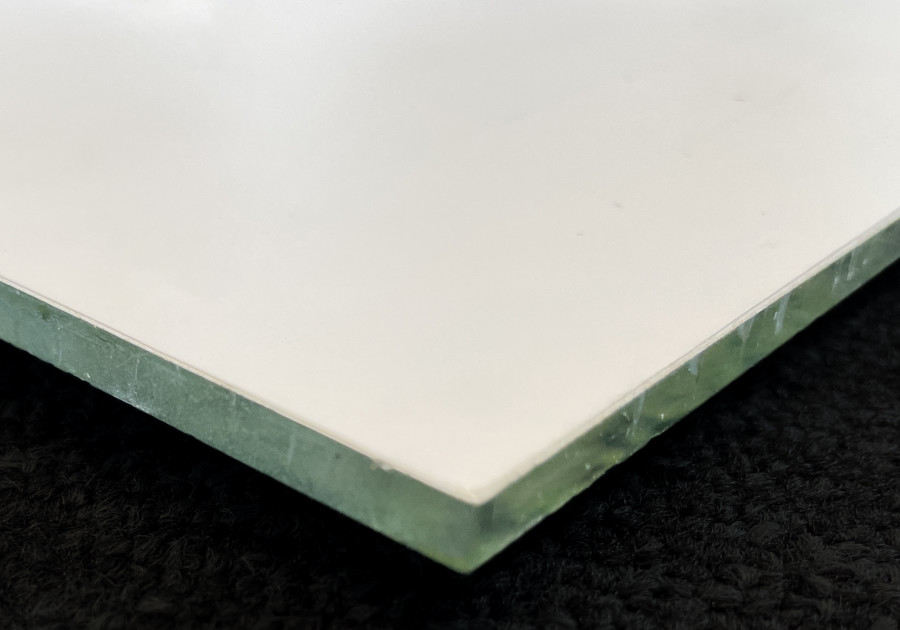 Panel de plexiglás blanco plano en la parte posterior