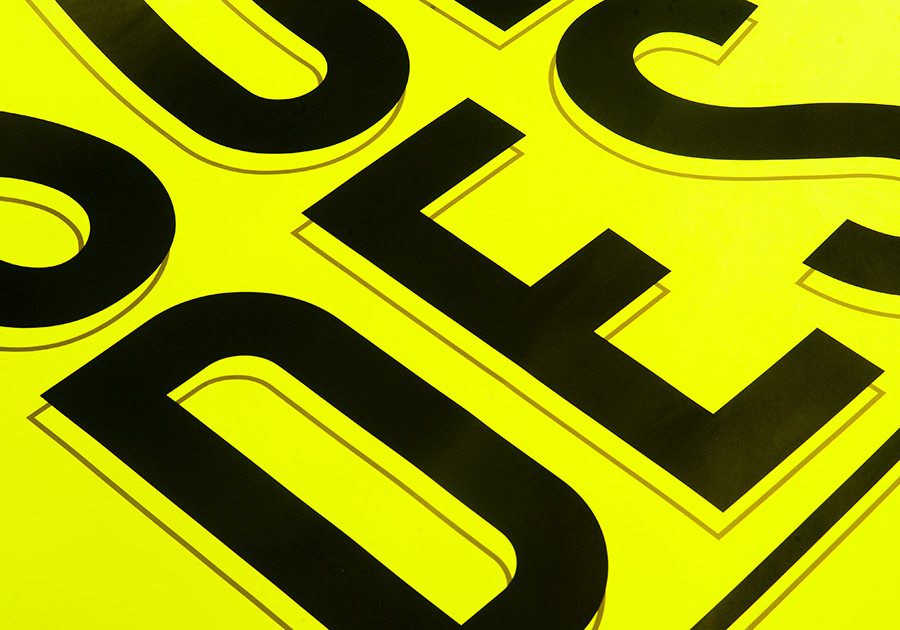Póster de venta fluorescente amarillo