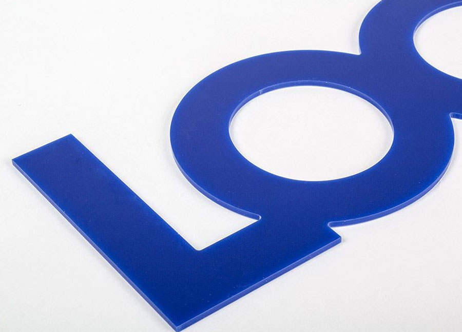 Letra y logotipo de plexiglás azul de 3 mm