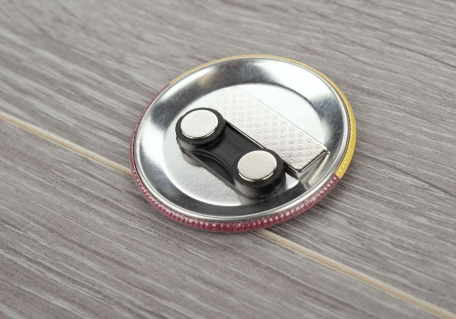 Badge rond en métal Système d'attache par aimants zoom