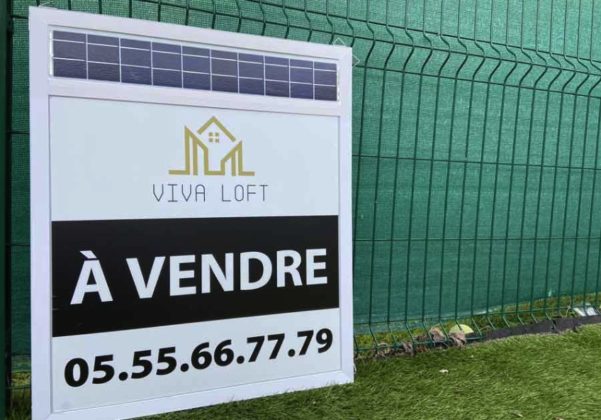 Panel publicitario iluminado con energía solar viva loft