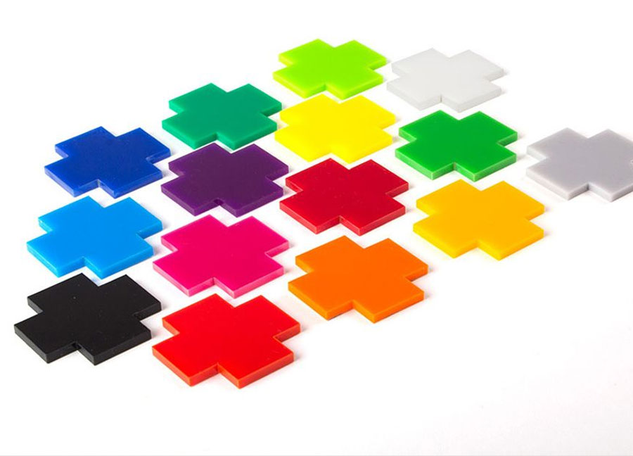 Letra y logotipo de plexiglás de 3 mm cortados a medida
