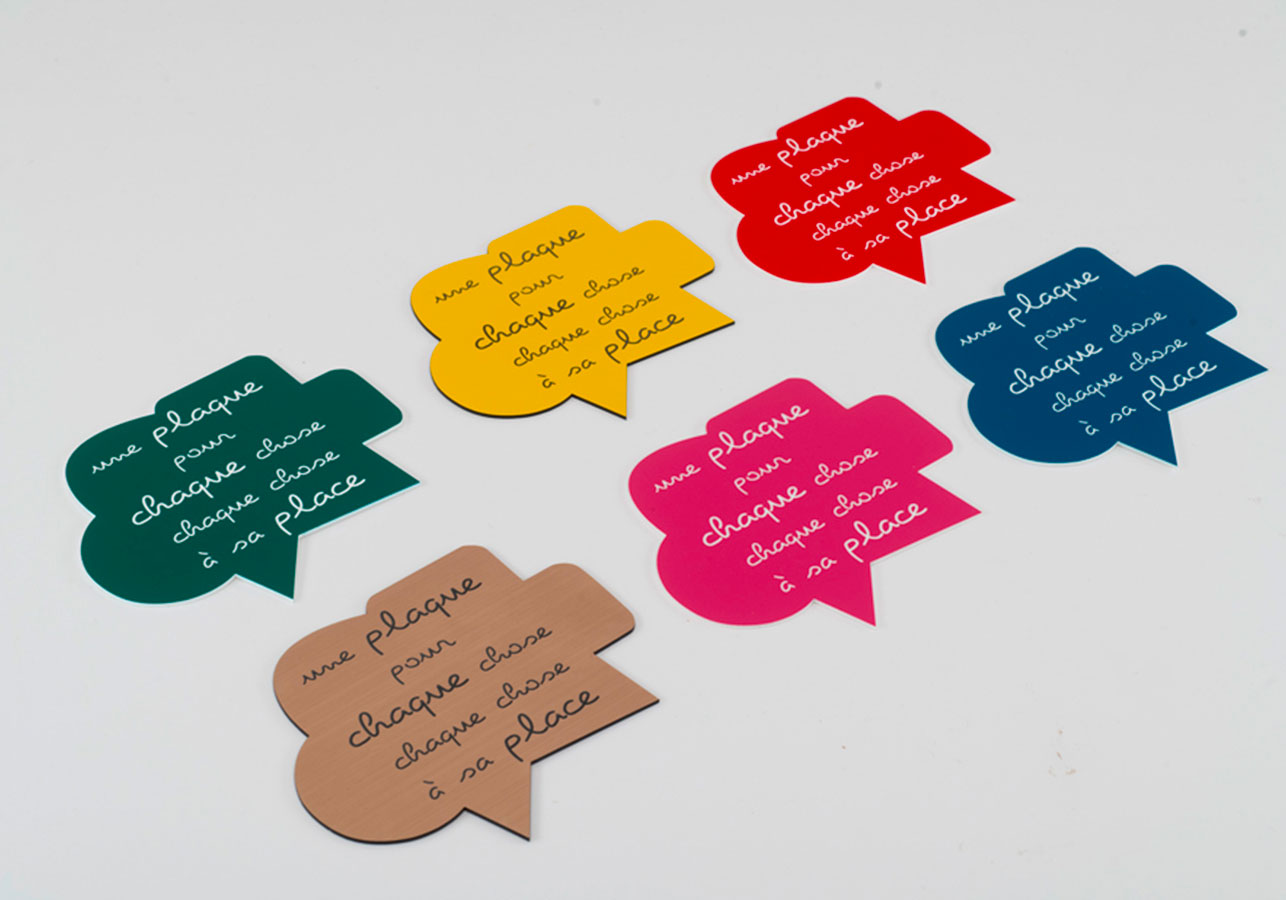 Placa grabada en acrílico cortada en múltiples formas personalizada