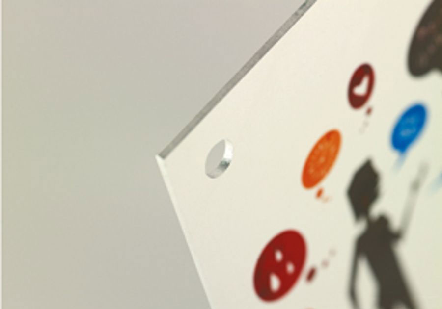 Detalle de placa de aluminio impresa en Cuatri 