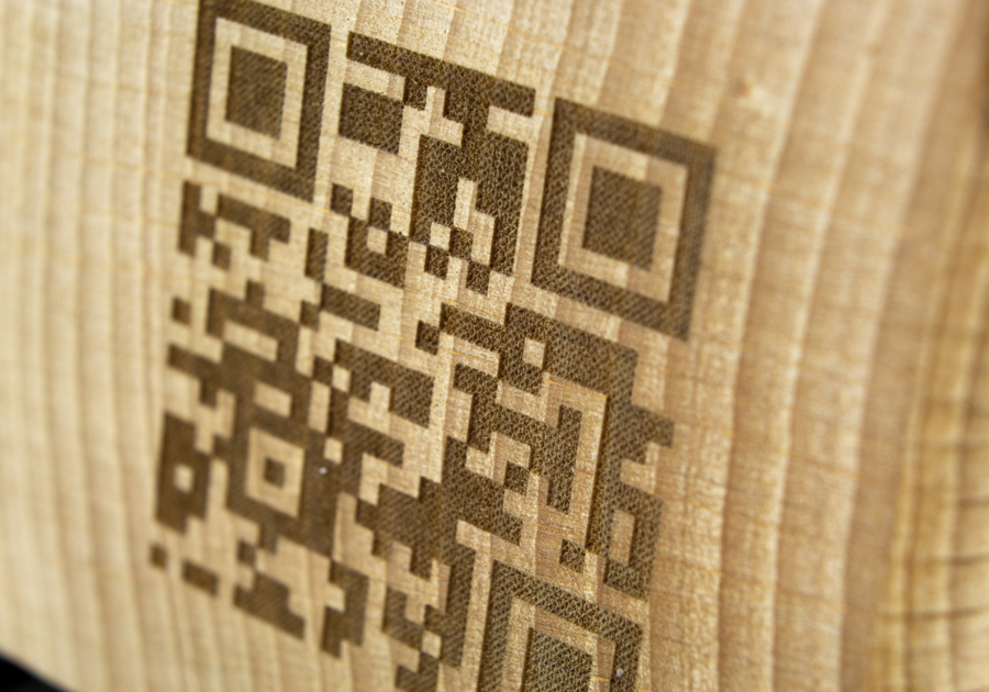Cube en bois zoom QR code gravé