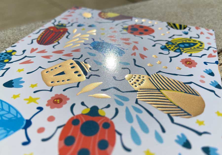 Flyer con acabados especiales dorado mate efecto cobre laminado brillante