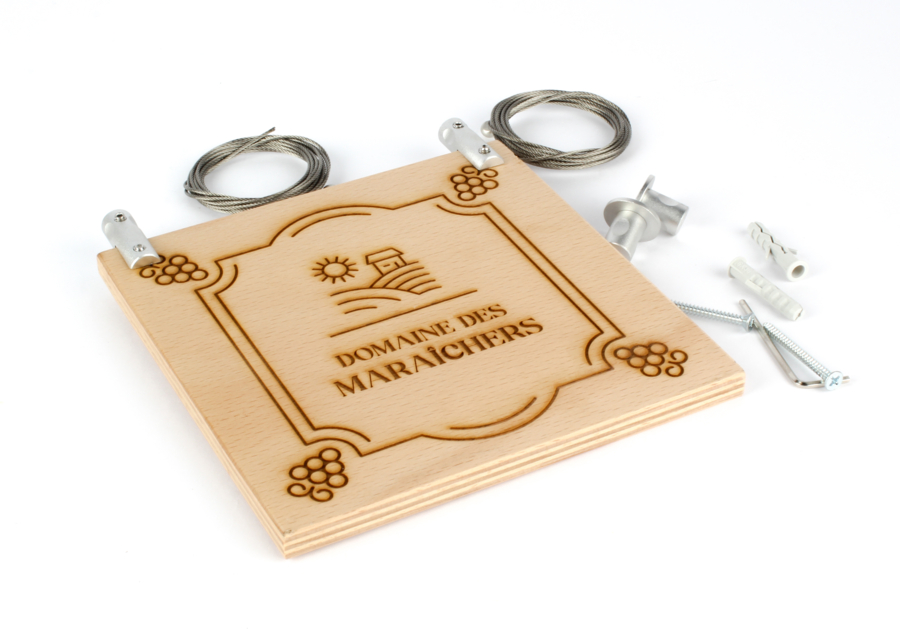 Placa de madera grabada con opción de fijación para colgar 15x15cm