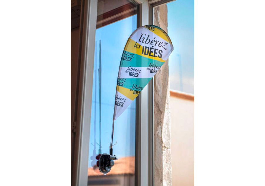 Mini bandera con ventosa de 110 g, tejido ignífugo m1
