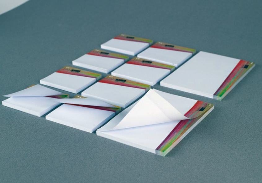 El bloc de papel reposicionable de mostrador
