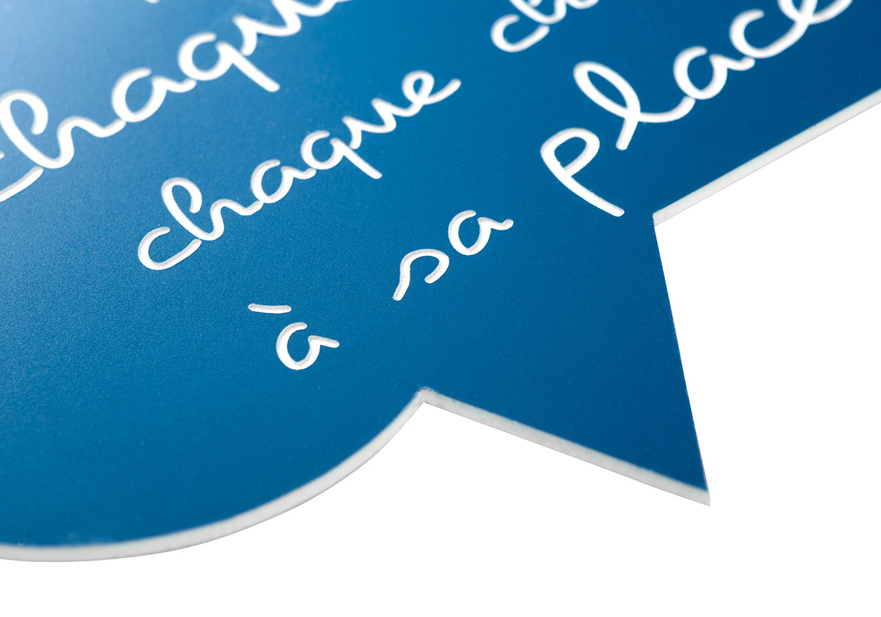 Placa grabada en acrílico azul con grabado blanco