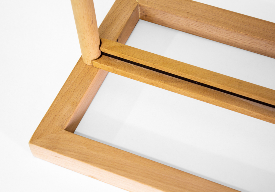 Tótem de madera parte inferior de la estructura de madera